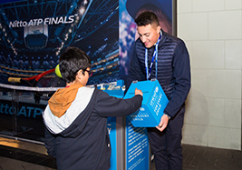 Haciendo sonreír a los niños en las Nitto ATP Finals: Regalos especiales