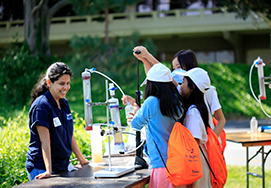 Kinder in Kalifornien filtern Wasser