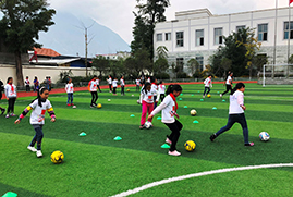 Clases de fútbol y de ciencia en China