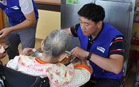 Actividades de voluntariado en un centro para la tercera edad y otro de personas con necesidades especiales en Corea