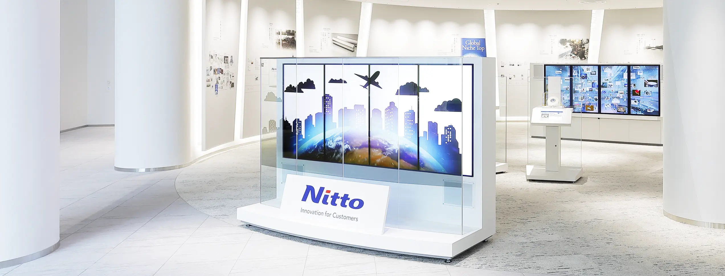 企業情報を表現した、Nitto茨木事業所の一角にあるディスプレイが写った写真