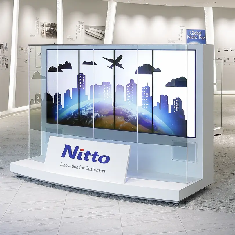 企業情報を表現した、Nitto茨木事業所の一角にあるディスプレイが写った写真