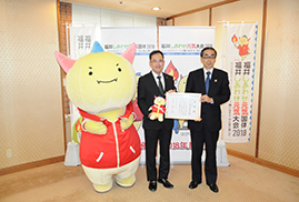 Fukui Governor Issei Nishikawa (center) and Nitto Shinko President Yasuyuki Aizawa (right) 