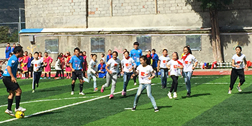 PE Ekipmanının/Malzemelerinin Çin'de bir Etnik Azınlık İlkokuluna Bağışlanması